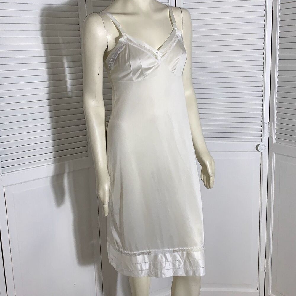 Vintage Lorraine‎ Size 36 Tall Made in USA 100% Antron III Nylon White Full Slip